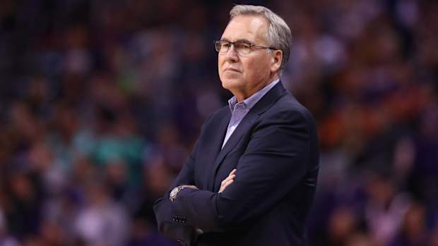 Mike D'Antoni coaches a game for the Rockets.